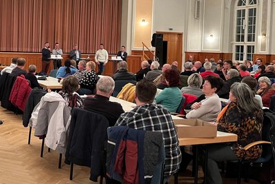 Der Saal im Haus des Gastes von Geyer war bei der Bürgerversammlung vor der Bürgermeisterwahl gut gefüllt. Es kamen rund 180 Gäste.