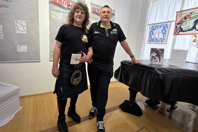 Gero Fehlhauer im Highlander-Look mit dem Motorsportexperten Hans-Peter Gierschner