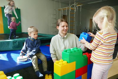 Mit den anderen Frauen und Kindern des Mutti-Kind-Kreises ist Elisabeth Weigelt (Mitte) ab jetzt regelmäßig im neuen Indoorspielplatz zu Gast.