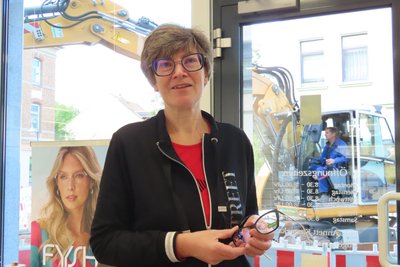 Optikermeisterin Annett Kasmekat bedauert vor allem die Kunden, die nicht so gut zu Fuß sind.