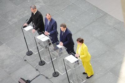 Markus Söder (CSU), Friedrich Merz (CDU), Lars Klingbeil (SPD) und Saskia Esken (SPD) nehmen an der Pressekonferenz nach den Sondierungsgesprächen von Union und SPD im Bundestag teil.