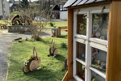 In Ostthüringen sind die Dörfer besonders üppig geschmückt an Ostern. Auch wenn sie keine offizielle Station am Osterpfad sind. So ist der Park Langenwetzendorf eine Augenweide.