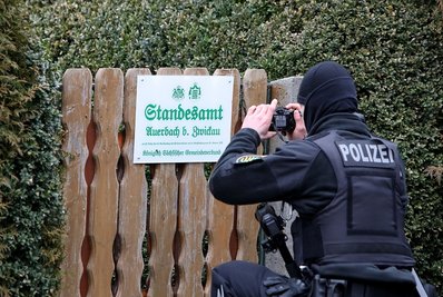 Waltraud Pecher wird der Reichsbürgerszene zugeordnet. Dieses Schild am Gartentor ist ein Indiz dafür.