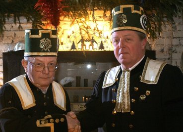 <p class="artikelinhalt">Während der traditionellen Mettenschicht in der Steigerstube des Schaubergwerks "Frisch Glück" dankte Bergknappschaftsvorsitzender Matthias Krauß dem Gründungsmitglied Joachim Beer (l.) für seinen unermüdlichen Einsatz. Er wirkt bei vielen Bergaufzügen mit und ist auch zuverlässiger Schatzmeister des Vereins.</p>