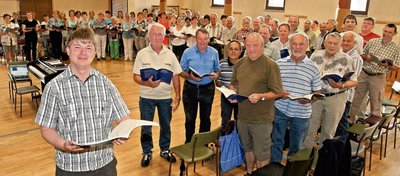 Chorleiter Michael Pauser (links) probte am Freitagabend und Samstag früh mit rund 70 Sängern seines Projektchores in der Stöckener Turnhalle. Es war das letzte gemeinsame Üben vor der Sommerpause.