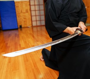 Das Langschwert Katana wurde ab Ende des 15. Jahrhunderts traditionell von japanischen Samurai verwendet. Die Herstellung eines handgeschmiedeten Schwerts dauert mehrere Tage bis Wochen. 