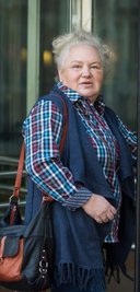 Vorher: Rita Dreßler im Alltagslook, die Haare zusammengebunden.