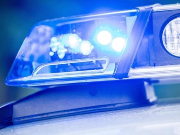 Ein Blaulicht an einer Polizeistreife.