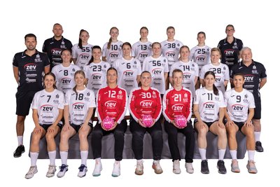So sieht die Mannschaft des BSV Sachsen Zwickau für die Bundesligasaison 2022/2023 aus. Hinten von links: Teamkoordinator Lars Radecker, Rebeka Ertl, Juliane Peter, Jasmina Gierga, Anna Frankova, Lea-Sophie Walkowiak, Physiotherapeutin Susann Schumann. Mitte von links: Cheftrainer Norman Rentsch,Diana Dögg Magnusdottir, Simona Stojkovska, Sara Odden, Laura Nagy, Natacha Buhl, Alisa Pester, Trainer Dietmar Schmidt. Vorn von links: Nora Jakobsson van Stam, Hannele Nilsson, Charley Zenner, Aud Ingrid Silseth, Nele Kurzke, Ema Hrvatin, Kaja Kristensen. 