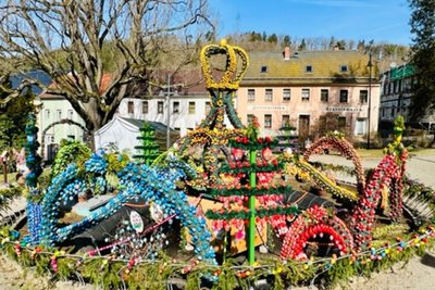 Berga ist die Ostereierhochburg des Vogtlands. Hier gibt es mehrere Osterstationen am Osterpfad - besonders sehenswert ist die Osterkrone am Rathaus.