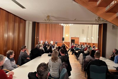 Auch die Tische im hinteren Bereich im Haus des Gastes waren bei der Bürgerversammlung besetzt.
