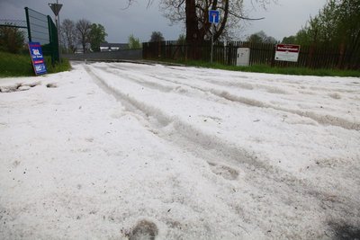 Knöcheltief im Hagel stand man hier am Donnerstagabend in Schneeberg.