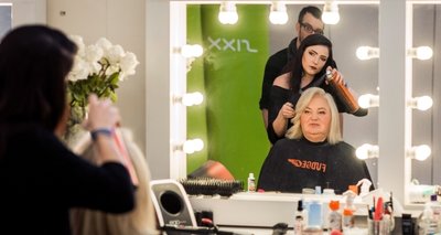 Schritt 4: Ergebnis fixieren. Top-Stylist Steven Bartling prüft, ob's passt.