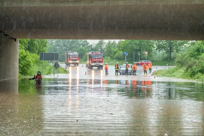 In Zwickau-Crossen war zeitweise die Senke unter der B93-Brücke so stark überflutet, dass die Straße voll gesperrt werden musste.