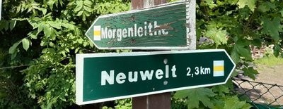 Am Bockauer Weg bei Schwarzenberg-Heide stehen an einer Kreuzung diese Schilder. Das obere ist nicht mehr in bestem Zustand. 