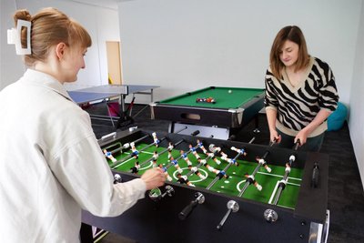 Mit Vanessa Martin (links) und Maxi Weigelt probieren zwei junge Mütter hier den Tischkicker aus.