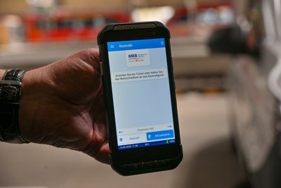 Die Ticketkontrolle erfolgt per Dienst-Smartphone. Und wenn das digitale Ticket beim Fahrgast mal nicht auf dem Display erscheint? „Am besten, Sie laden es ins Wallet“, empfiehlt Zugbegleiter Thomas Müller.