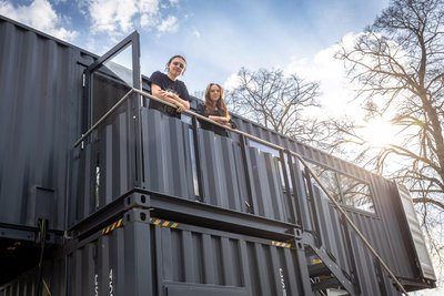 Colin Gräfe und Amy Kreißl auf der Wanderspace-Treppe; hier soll der Jugendstadtrat tagen.