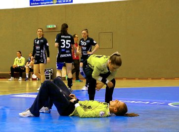Enttäuschung nach dem Schlusspfiff bei Torhüterin Nele Kurzke (am Boden)