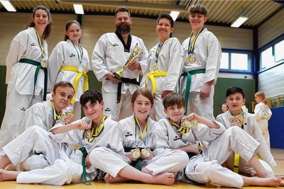 So sehen Gewinner aus: (hinten, v. l.) Sindy Poppitz, Lilian Mitterer, Co-Trainer Robert Heidrich, Nicole und Max Thalmann. (vorn, v. l.) Bruno Arnold, Jannis Spreer, Oscar Poppitz, Gustav Thalmann und Jason Jesch. 