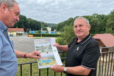 Frank Rothe (r.) hat den Weißenborn-Berthelsdorf-Kalender mit Bürgermeister Udo Eckert (l.) erstellt.
