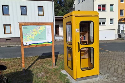 Der Höhenwanderweg startet mit einer umfunktionierten Telefonzelle.
