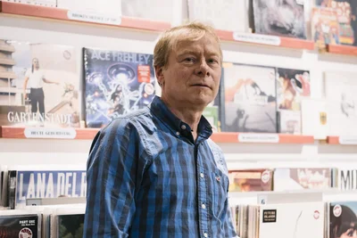 Plattenhändler Jens Roscher in seinem Laden „Tillophon“ in Annaberg-Buchholz. Er wurde 2025 mit dem „Emil“ als eines der besten deutschen Schallplattengeschäfte ausgezeichnet