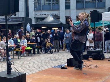 Auf der Strohhut-Bühne auf dem Markt eröffnete Sänger Mario Parizek den dritten Tag des Hutfestes.