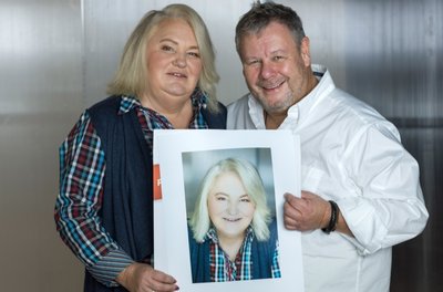 Nacher: frisch frisiert, geschminkt und fotografiert mit Promifotograf Guido Karp und seinem Meisterwerk. Rita Dreßler wirkt nach nur drei Stunden jetzt gleich viel vorteilhafter und jünger.