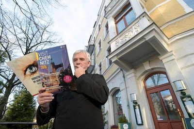 Wolfgang Fröde ist Restaurantleiter im Ami an der Enzmannstraße. Dass in dem neuen Reisemagazin mit einer Auflage von 100.000 Stück verbreitet wird, man könne samstagmittags bei ihm speisen, verwundert ihn. "So ein Quatsch" lautet sein Kommentar.