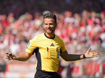Schiedsrichter David Schlager erklärte seine Tor-Entscheidung. 