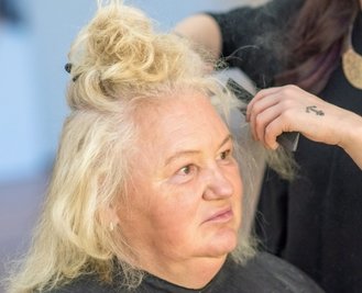 Schritt 1: Die Erstberatung. Rita Dreßler soll die Haare lieber offen tragen..