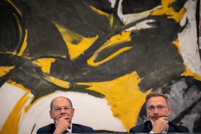 Berlin: Bundeskanzler Olaf Scholz (SPD, l), nimmt neben Christian Lindner (FDP), Bundesminister der Finanzen, an der Pressekonferenz nach den Beratungen von SPD, Grünen und FDP im Koalitionsausschuss teil. Der Koalitionsausschuss des Ampelbündnisses hat ein neues Entlastungspaket für die Bürger beschlossen. 