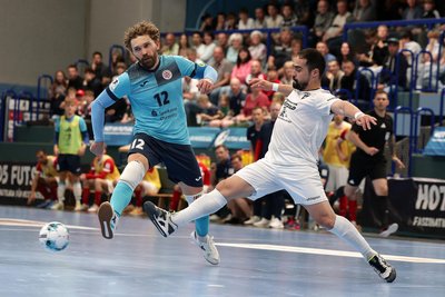 HOT-Keeper Dmytro Lytvynenko ist vor Kennedy Alves Ribeiro am Ball. Der Stuttgart spielte einst selbst für die Westsachsen.
