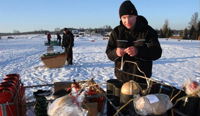 
              <p class="artikelinhalt">Choreograf Ralf Lorenz bei den Vorbereitungen des Feuerwerksspektakels der Firma Voigt Pyrotechnik in Kühnhaide. Im Bild erledigt er letzte Handgriffe an so genannten Kugelbomben. </p>
            