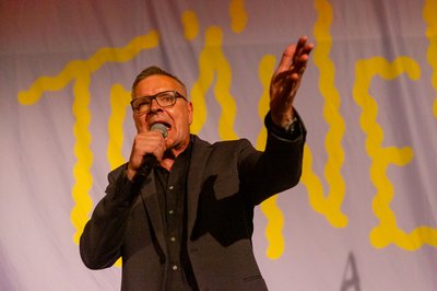 Dem Chemnitzer Künstler Jan Kummer, hier bei der kürzlichen Wiedereröffnung des Atomino-Clubs in Chemnitz, kann man in der aktualisierten Ausstellung als Zeitzeuge auf einer Videowand zuhören.