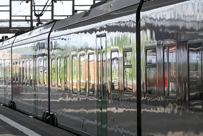 Arbeitsplatz Zug: Hier ein Zug der Mitteldeutschen Regiobahn beim Halt in Chemnitz Hauptbahnhof. Bei der Einfahrt sagt Thomas Müller: „Die aktuelle Uhrzeit ist 10.25 Uhr. Kommen Sie gut rüber, kommen Sie gut an. Ihr Team der Mitteldeutschen Regiobahn.“