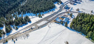 Von links unten kommt die B 95 aus Richtung Oberwiesenthal, von rechts um die Kurve die S 271 von Tellerhäuser. An der Zufahrt zur Grenze gibt es mehrere Schnittpunkte. Laut Plan soll der Bereich zu einem Kreisverkehr umgebaut werden - zwischen "Neuem Haus" und früherer Grenzstation.