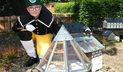 Die Bergbrüderschaft "Schneeberger Bergparade", auf dem Foto Sascha Bachman, hat die Pflege der Bergbauminiaturlandschaft auf dem Gelände der Fundgrube Gesellschaft übernommen. 