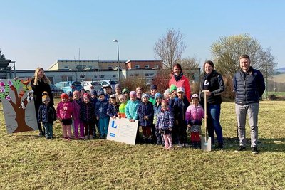 Mädchen und Jungen vom Kinderland Pausa und ihre Erzieherinnen waren mit dabei, als Linhardt-Betriebsleiterin Julia Schröder die Streuobstwiese an Bürgermeister Michael Pohl (CDU) übergeben hat.