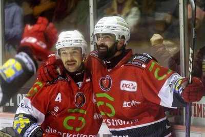 Am Sonntag sorgte Ladislav Zikmund (rechts) mit seinen beiden Strafzeiten für eine turbulente Schlussphase beim Spiel der Eispiraten Crimmitschau in Regensburg.