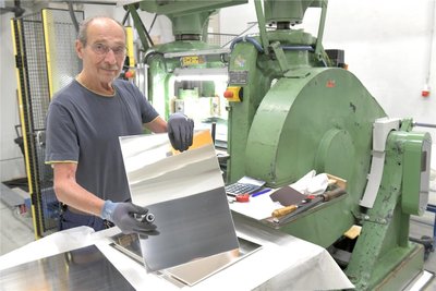 Joachim Bedrich am Feinwalzwerk mit reinem Silberblech. Der 71-Jährige geht nach gut 55 Jahren im Betrieb in Rente. Am 1. September 1969 hat er im Bergbau- und Hüttenkombinat „Albert Funk“ seine Lehre als Metallurge für Formgebung begonnen. Ende des Monats scheidet er aus der Saxonia Edelmetalle GmbH in Halsbrücke aus.