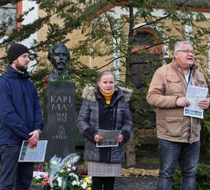 Zwei Gedenkfeiern gab es am Freitag in Hohenstein-Ernstthal anlässlich des 180. Geburtstages von Karl May. Bei der ersten legte Erich Homilius (Foto links: vorn im Bild) einen Blumenkranz nieder. Bei der zweiten Veranstaltung gedachten die Karl-May-Haus-Mitarbeiter Marian Bertz, Heike Graupner und der Chef André Neubert (von links im rechten Bild) dem Schriftsteller. 