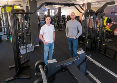 Pressesprecher Clemens Merdon (links) und Marcel Engeln, der Leiter der Einrichtung, stehen in dem geräumigen Fitnessstudio. 