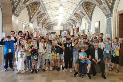 Schüler der Annenschule-Grundschule sowie des Georgius-Agricola-Gymnasiums posierten gemeinsam mit OB Sven Schulze (rechts vorn) und den neuen Guides.