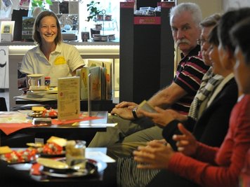 Julia Klamke (l.) informierte über die Kurse zur Baby-Zeichensprache. Ihre Töchter Hannah und Helena zeigen auf den Bildern Beispiele.