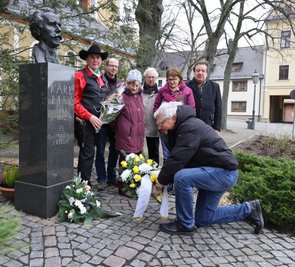 Zwei Gedenkfeiern gab es am Freitag in Hohenstein-Ernstthal anlässlich des 180. Geburtstages von Karl May. Bei der ersten legte Erich Homilius (Foto links: vorn im Bild) einen Blumenkranz nieder. Bei der zweiten Veranstaltung gedachten die Karl-May-Haus-Mitarbeiter Marian Bertz, Heike Graupner und der Chef André Neubert (von links im rechten Bild) dem Schriftsteller. 