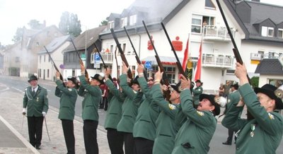 Fraureuther Schützen bei einem Salutschießen im Jahr 2007.
