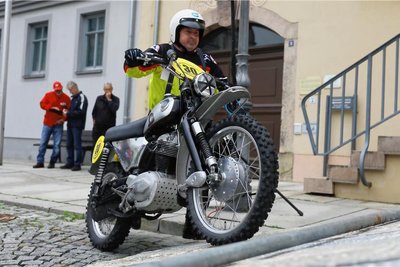 Hat sich einmal mehr den Pokal für das älteste Motorrad bei der Rundfahrt abgeholt: Thomas Sandig aus Gornau. Er schob eine NSU Max, Baujahr 1955, auf die Startrampe auf dem Altmarkt.