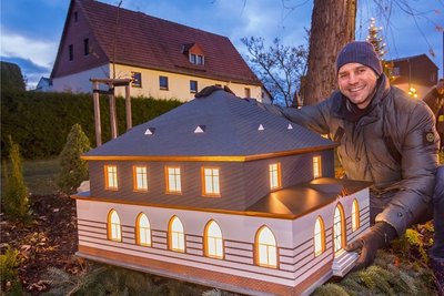 Das fünfte Lichterhaus im Neukirchener Minidorf steht. Bürgermeister Sascha Thamm hat das fünfte Lichterhaus aufgestellt. 